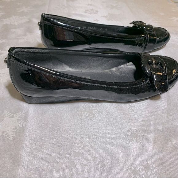 Stuart Weitzman Flats Buckle Toe Black Patent Leather Sz 9 some light toe scuff - Picture 3 of 7